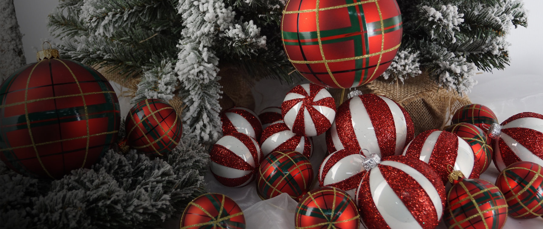 Kompozycja czerwonych bombek na świątecznym tle